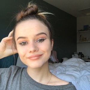 Meet your Posher, Calia